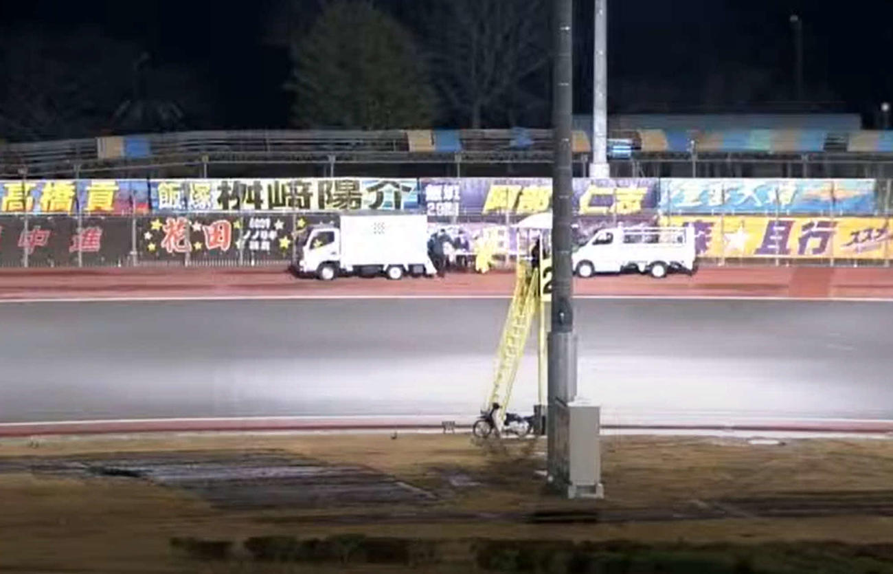 24日、飯塚オート11Rで7号車の森且行（中央奥）は落車してフェンスに激突。自力で引き揚げることができず、担架で搬送用の車に乗せられる（飯塚オート、JKA提供）