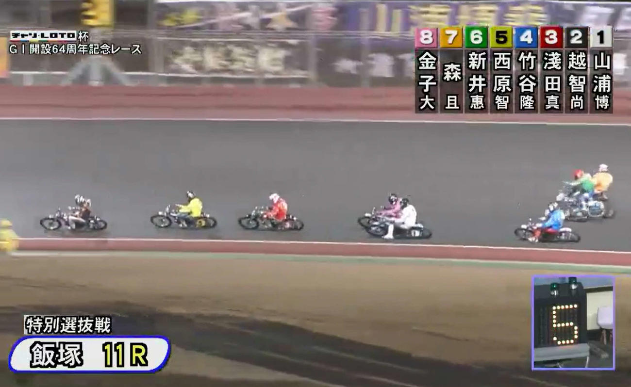 7号車の森且行（右端）は、接触した6号車の新井恵匠とともにアウトコースにふくらむ（飯塚オート、JKA提供）