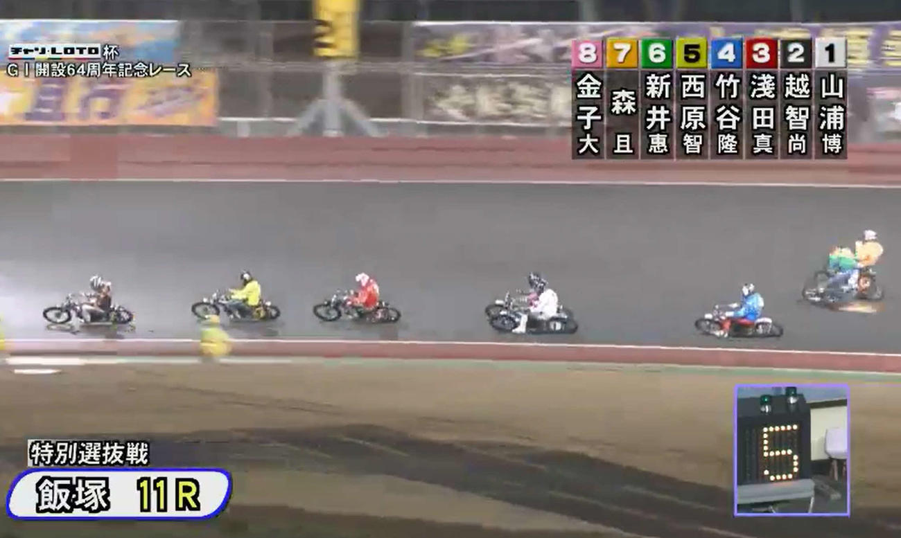 森且行（右端）は、6号車の新井恵匠とともにコースを外れる（飯塚オート、JKA提供）