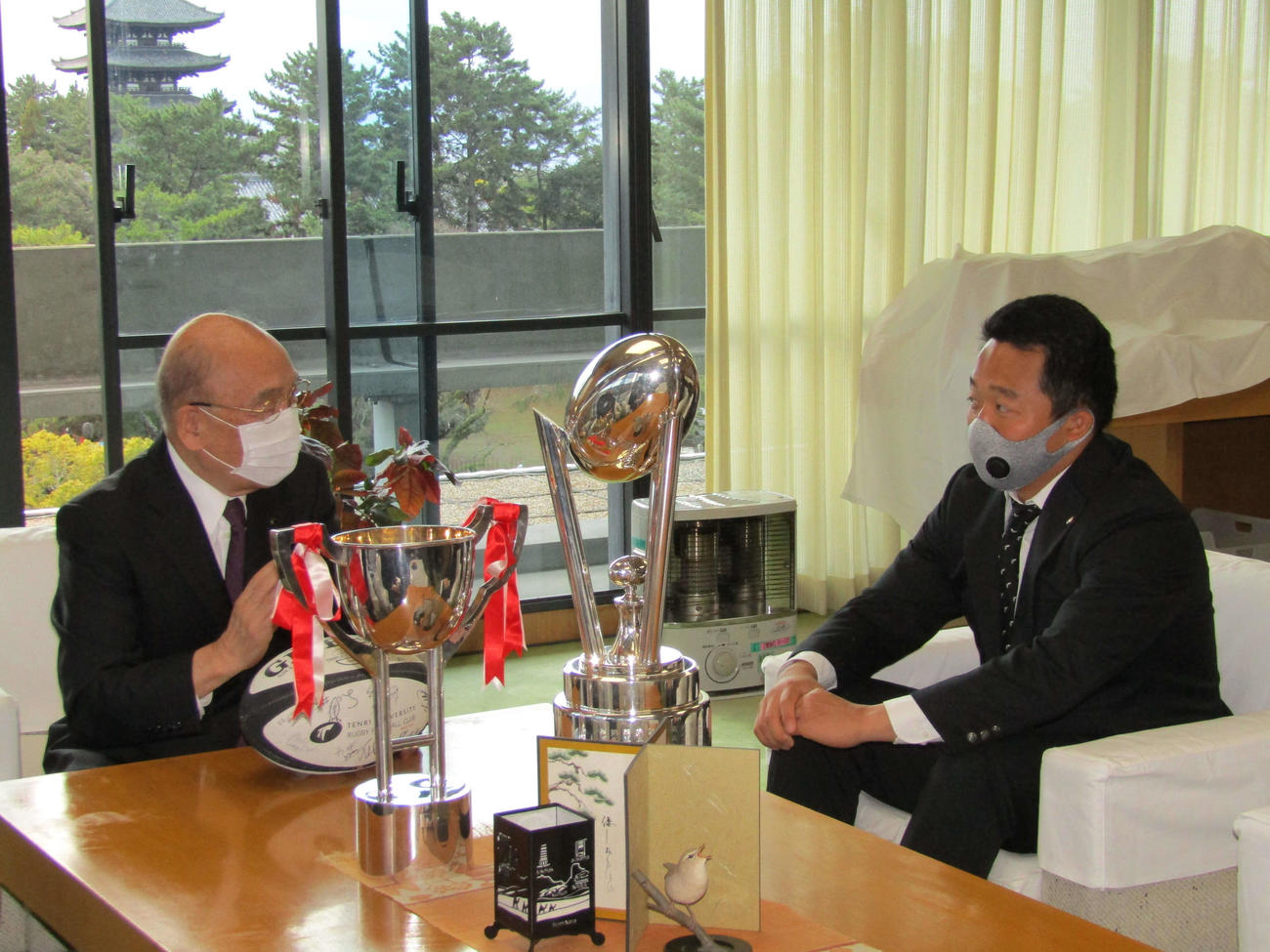 県庁を訪問し、荒井奈良県知事（左）と言葉を交わす松岡