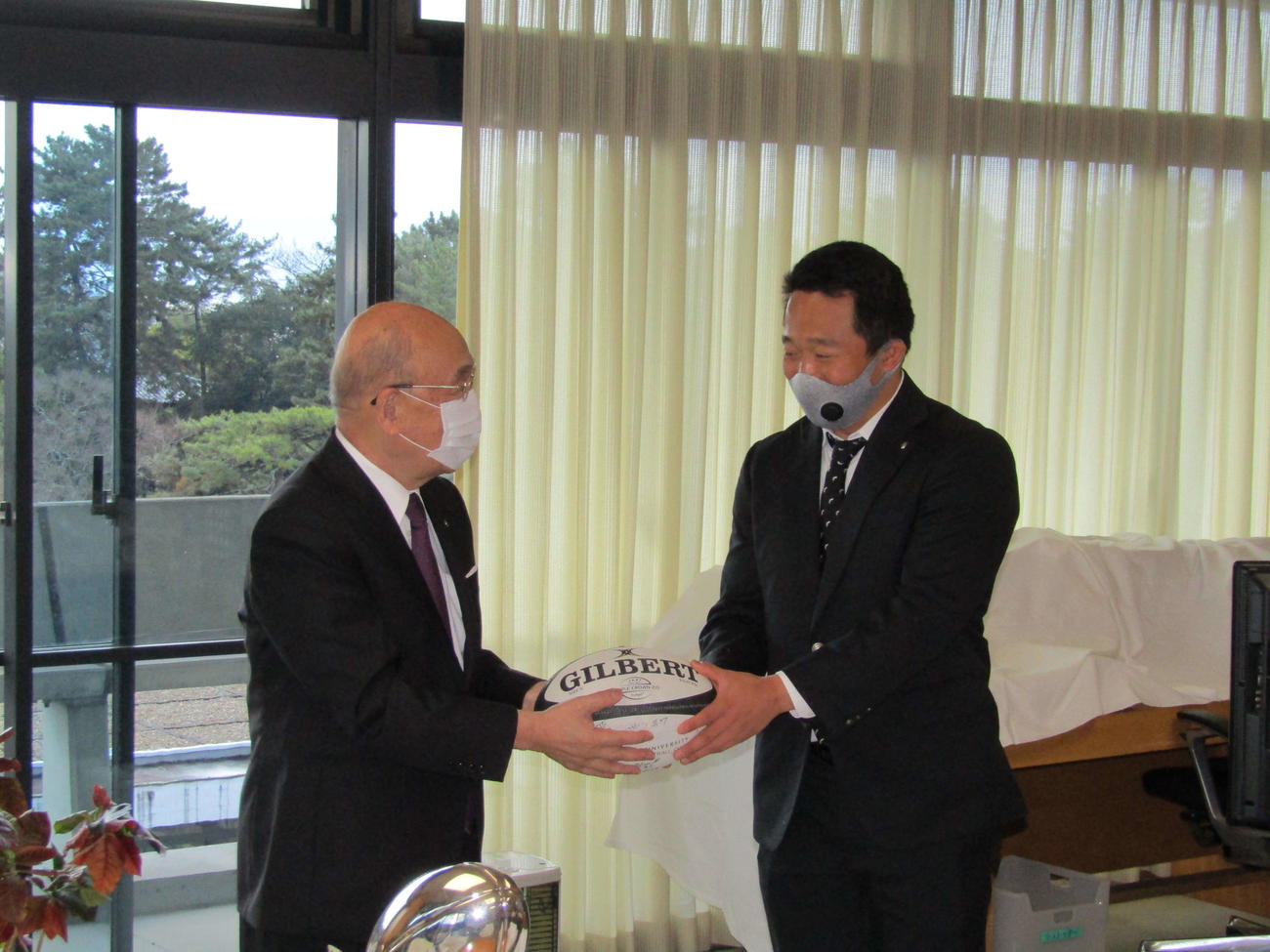 県庁を訪問し、荒井奈良県知事にボールを手渡す松岡