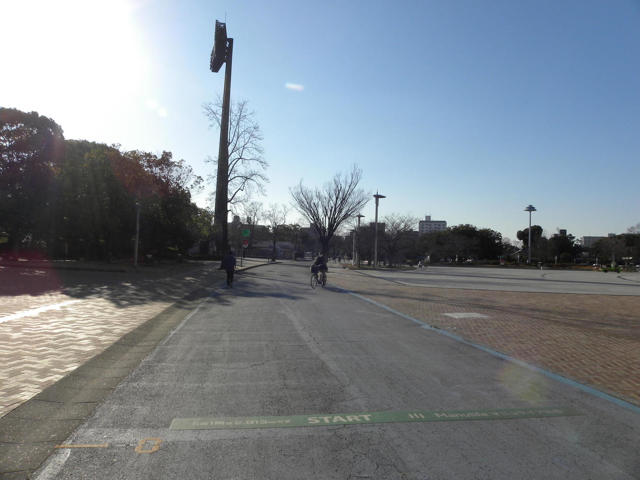 長居公園周回コースのスタート地点。午後2時10分時点では日差しが左上から（撮影・松本航）