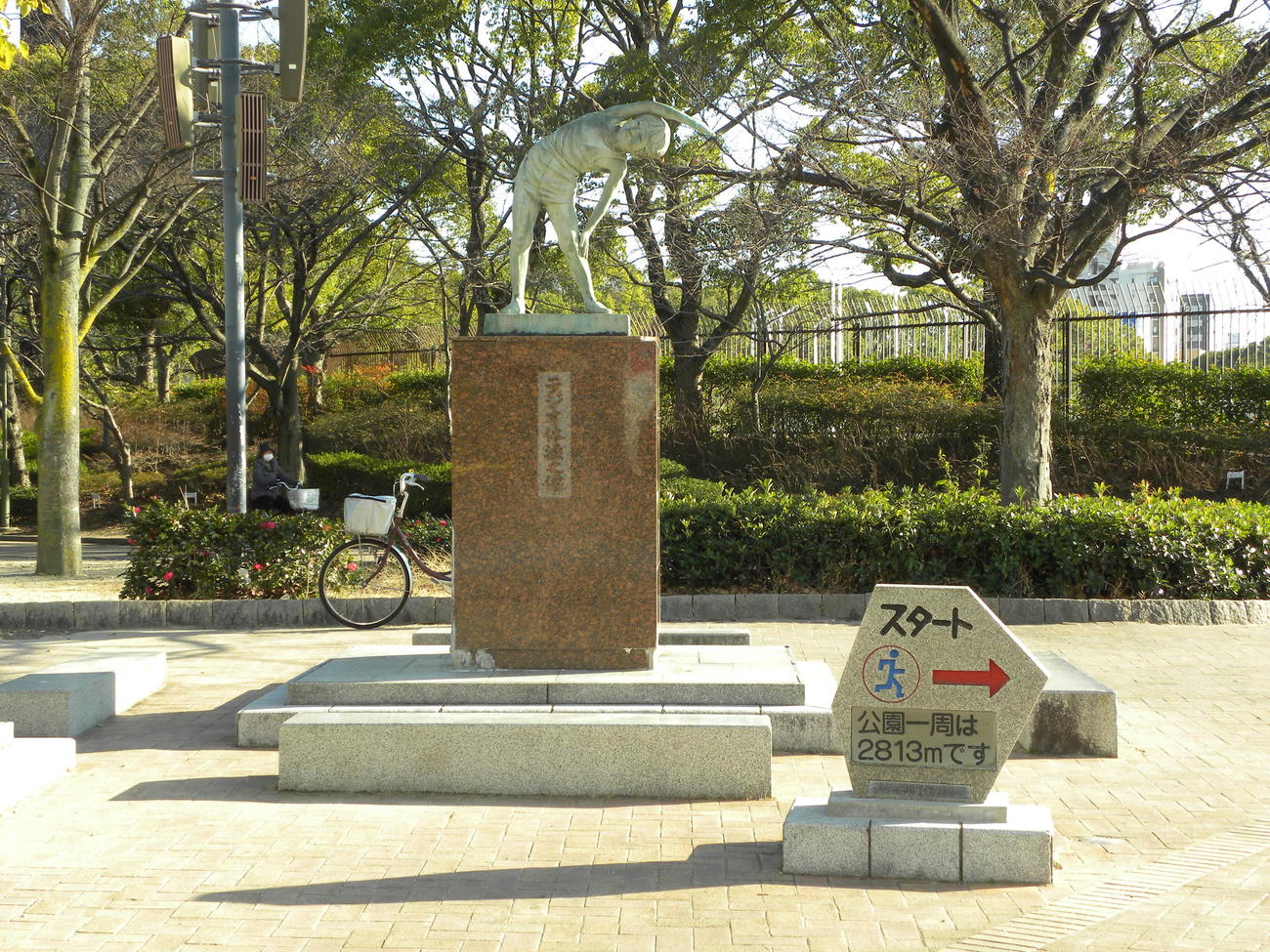 長居公園周回コースのスタート地点左手には距離を伝える表示（撮影・松本航）