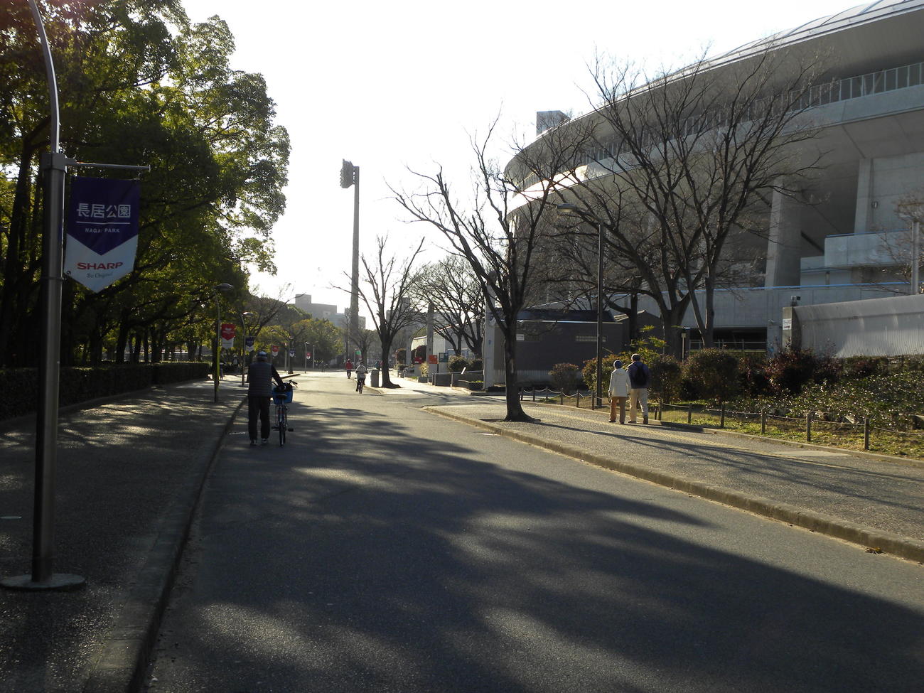 右手にヤンマースタジアム長居（撮影・松本航）
