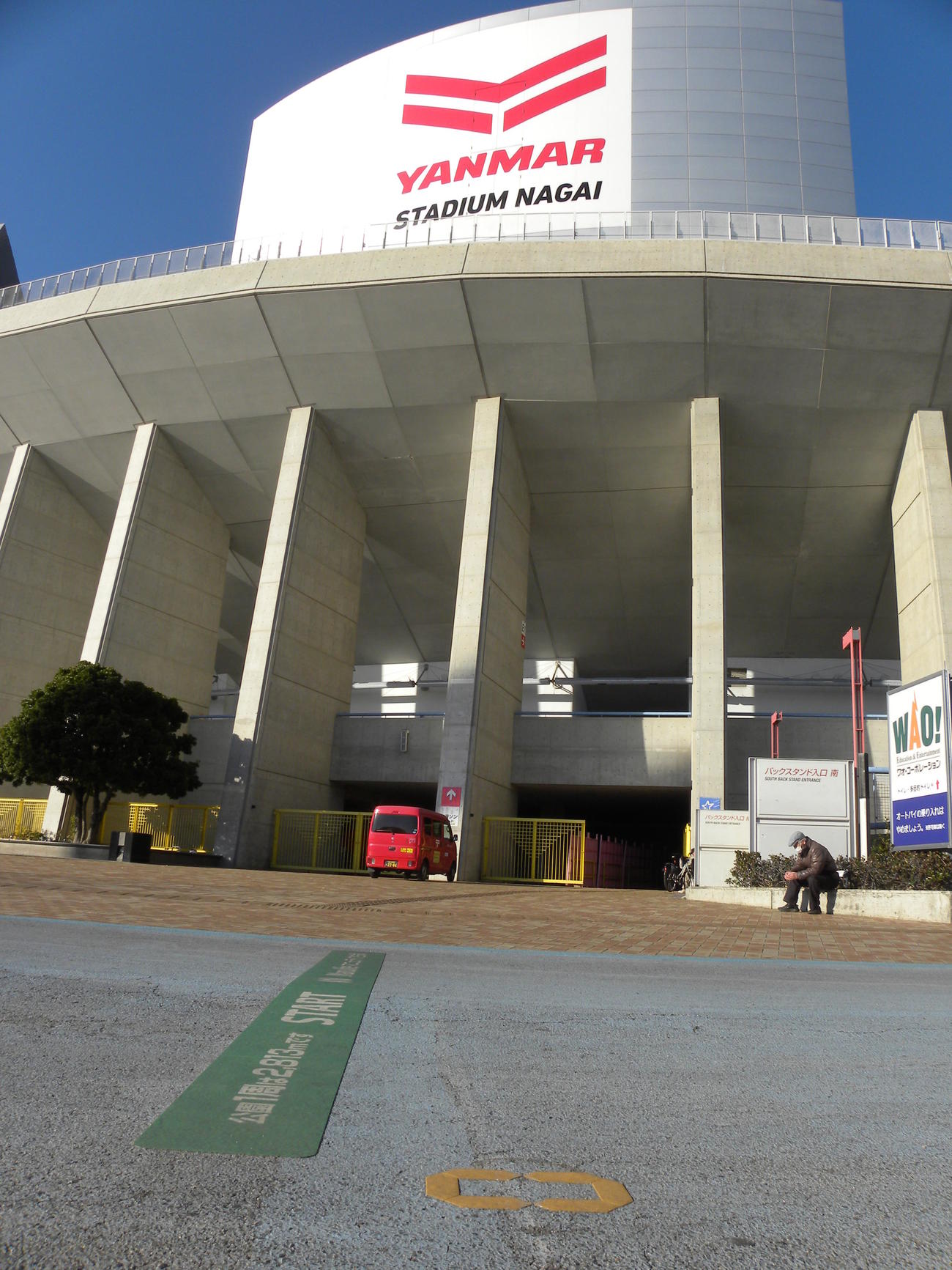 ここからもう少し進んだところがスタート地点。最終周はヤンマースタジアム長居のトラックへ（撮影・松本航）