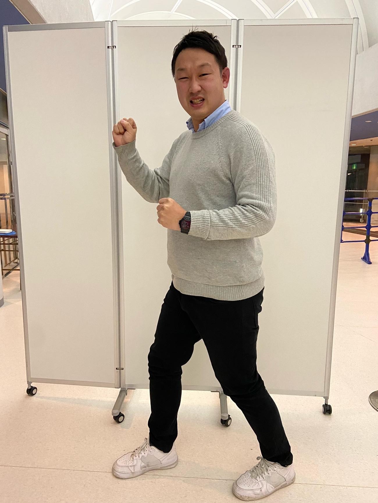 ランニングポーズを決める松本航記者