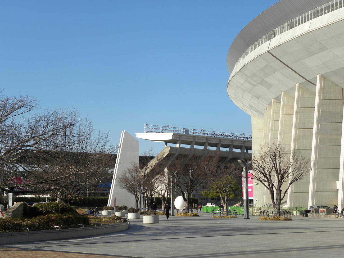 長居公園周回コースのスタート地点からほどなくして右手にヨドコウ桜スタジアム（撮影・松本航）