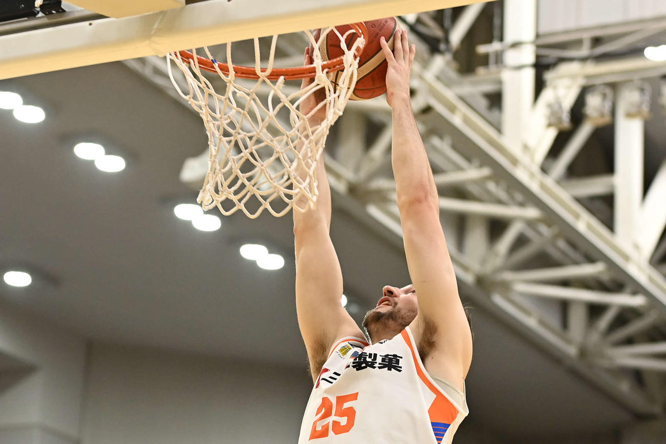 富山対新潟　ダンクを決める新潟のアレン（C）B．LEAGUE