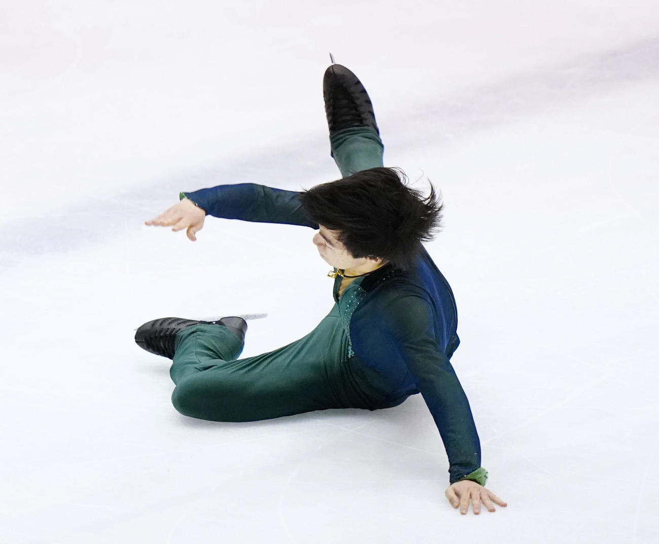 冬季国体2021　フィギュア少年男子フリー　フリー演技でジャンプの着氷に失敗する神奈川・鍵山優真（代表撮影）