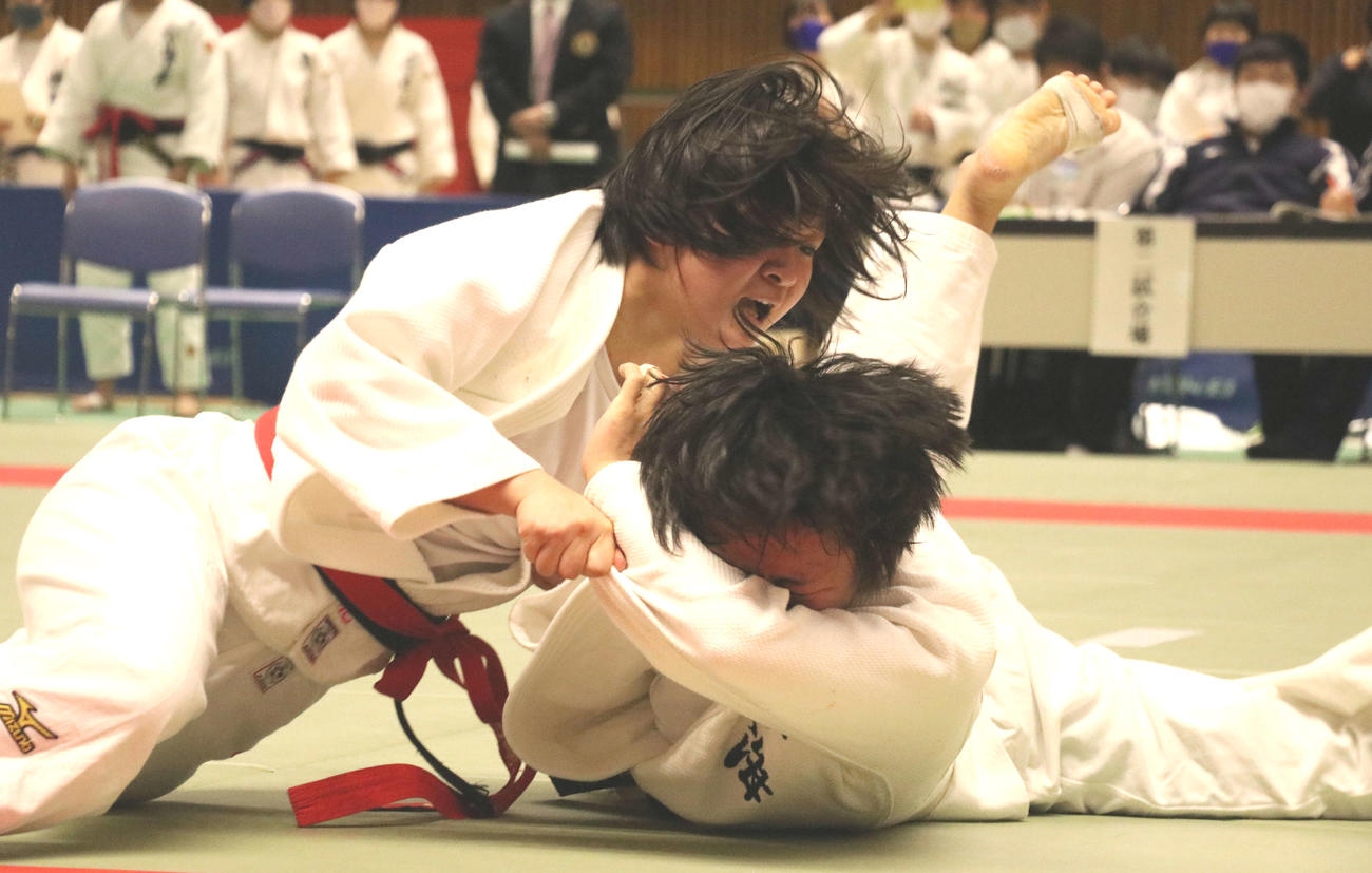 女子48キロ級決勝で、小内刈りで初優勝を決めた札幌山の手・三浦（左）（撮影・浅水友輝）
