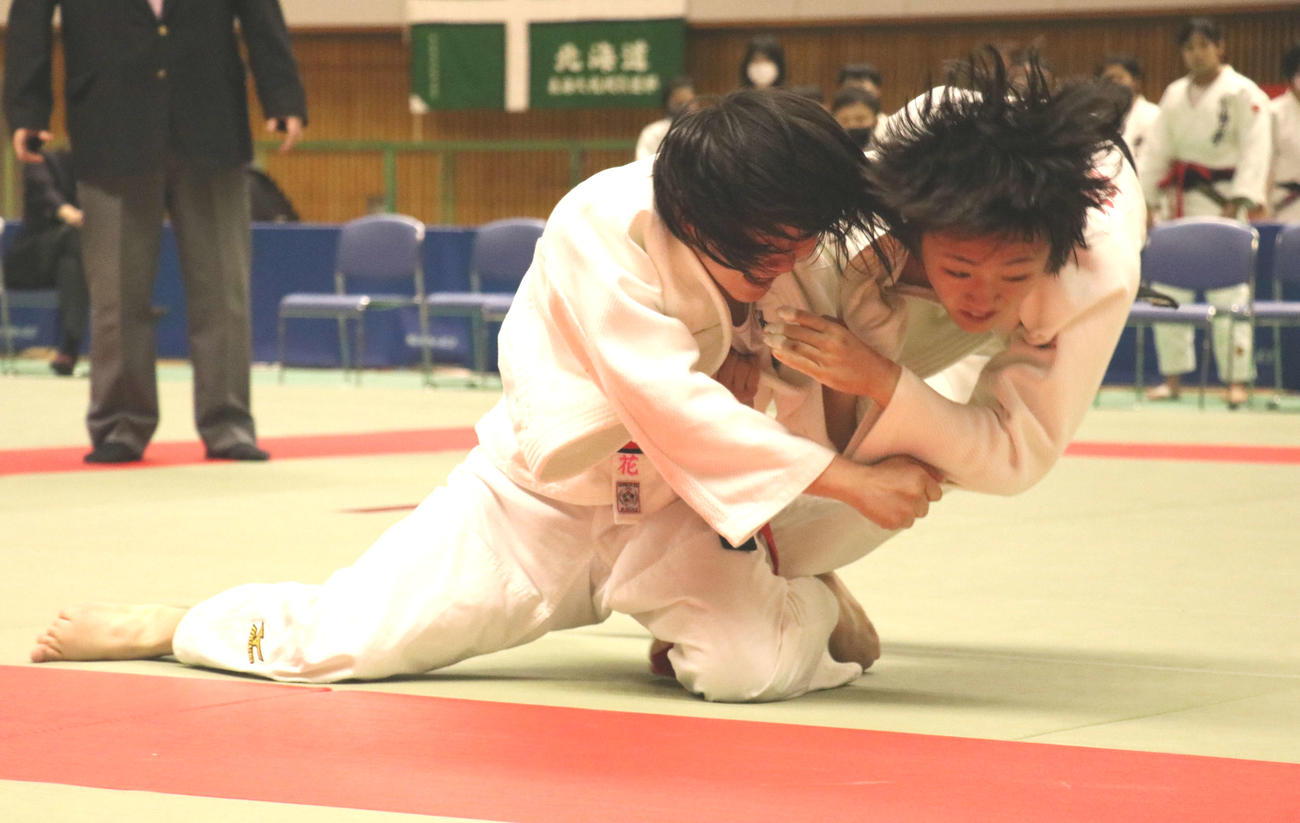 女子48キロ級決勝で、小内刈りで初優勝を決めた札幌山の手・三浦（左）（撮影・浅水友輝）