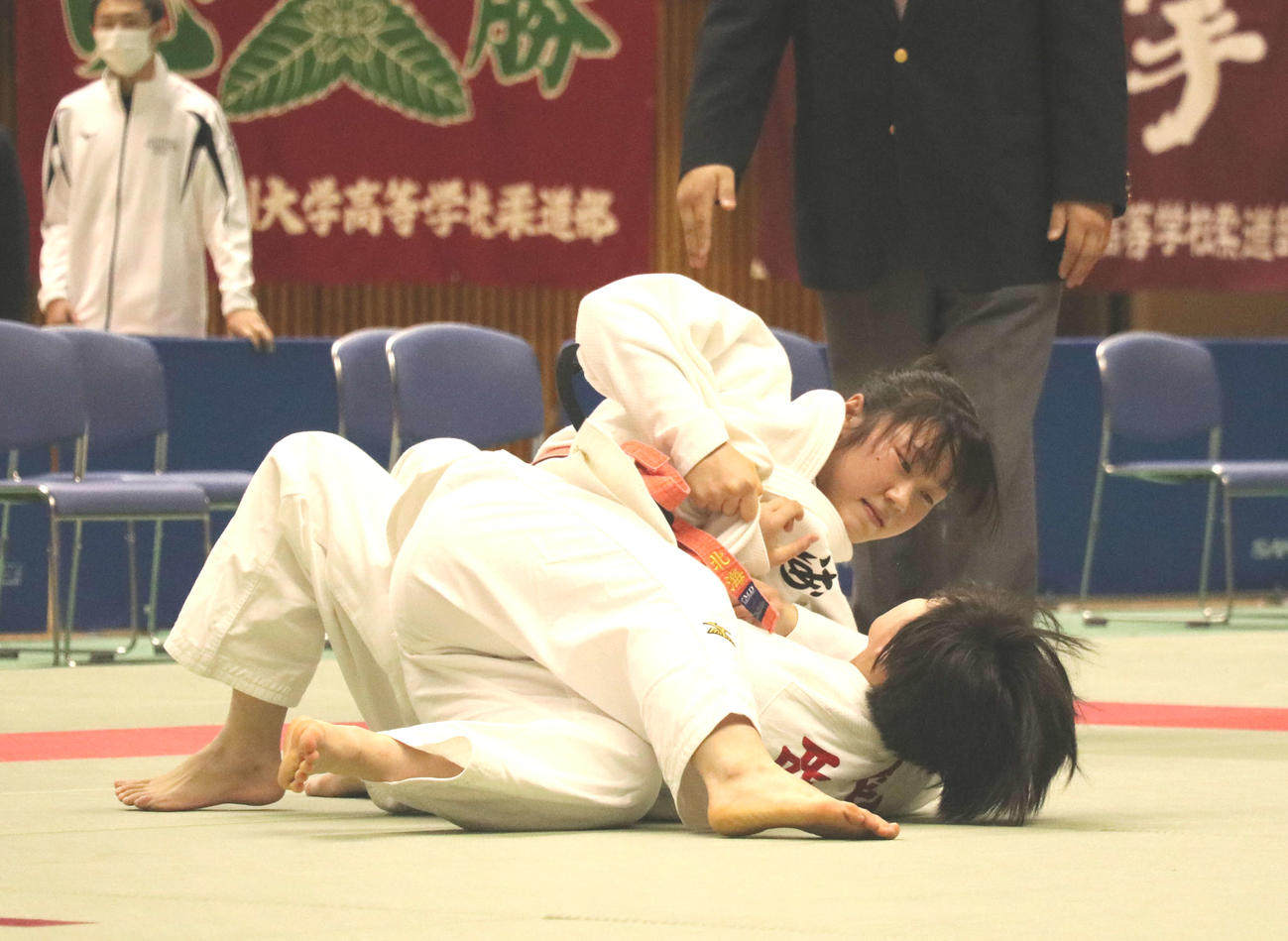 女子63キロ級決勝で、背負い投げで一本を奪う北海・渡辺（上）（撮影・浅水友輝）