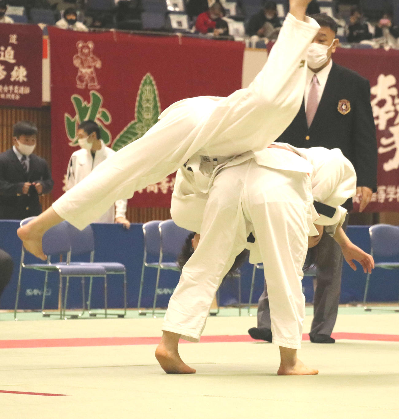 女子63キロ級決勝で、背負い投げで一本を奪う北海・渡辺（下）（撮影・浅水友輝）