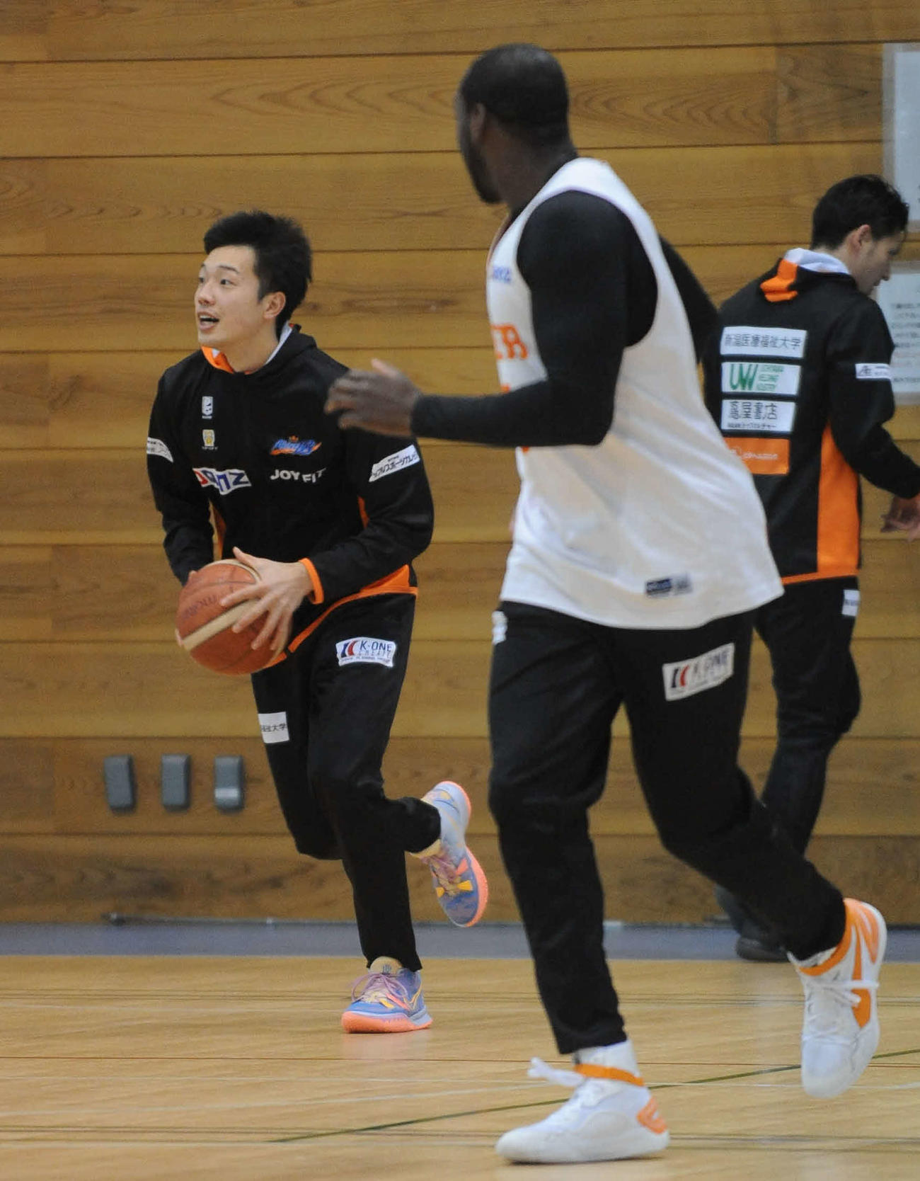 名古屋D戦に合わせた練習に取り組む西田（左）