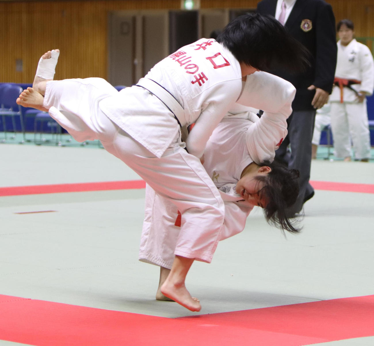 女子団体決勝で札幌山の手の井口（左）に技を仕掛ける北海の佐々木紅（撮影・奥村晶治）