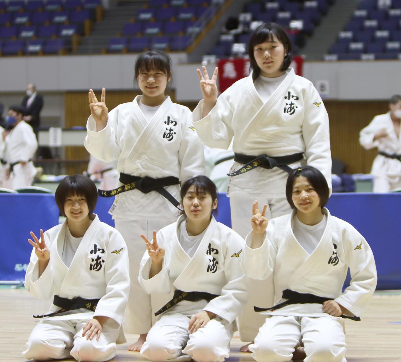 女子団体で3連覇を果たした北海の選手たち。前列左から佐々木和、佐々木紅、椿原、後列左から渡辺、淡路（撮影・奥村晶治）