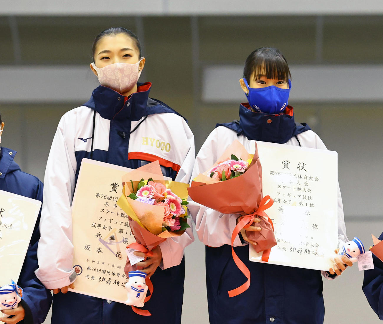 成年女子で1位となった兵庫県の坂本花織（左）と三原舞依（代表撮影）