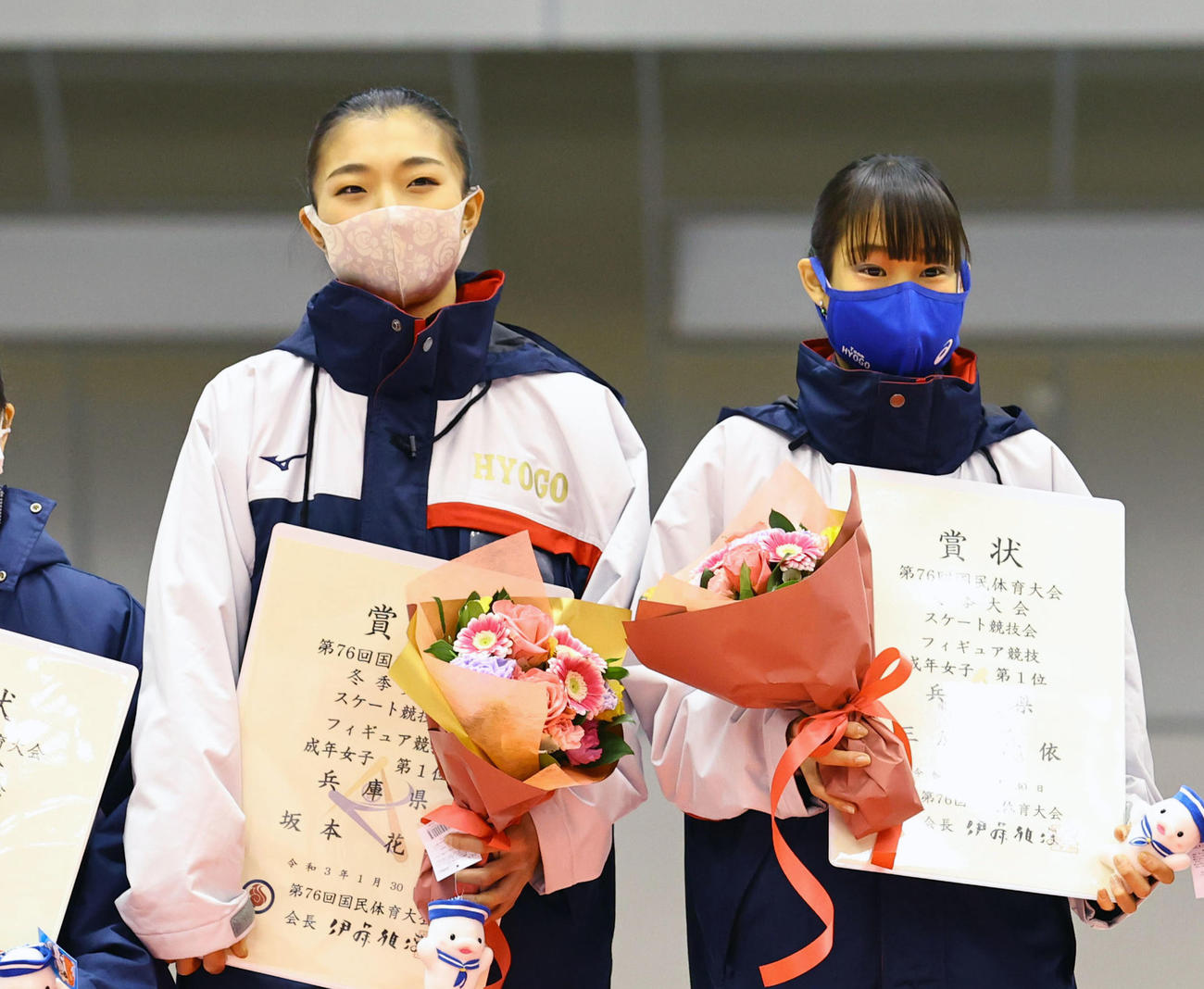 冬季国体2021　成年女子で1位となった兵庫県の坂本花織（左）と三原舞依（代表撮影）
