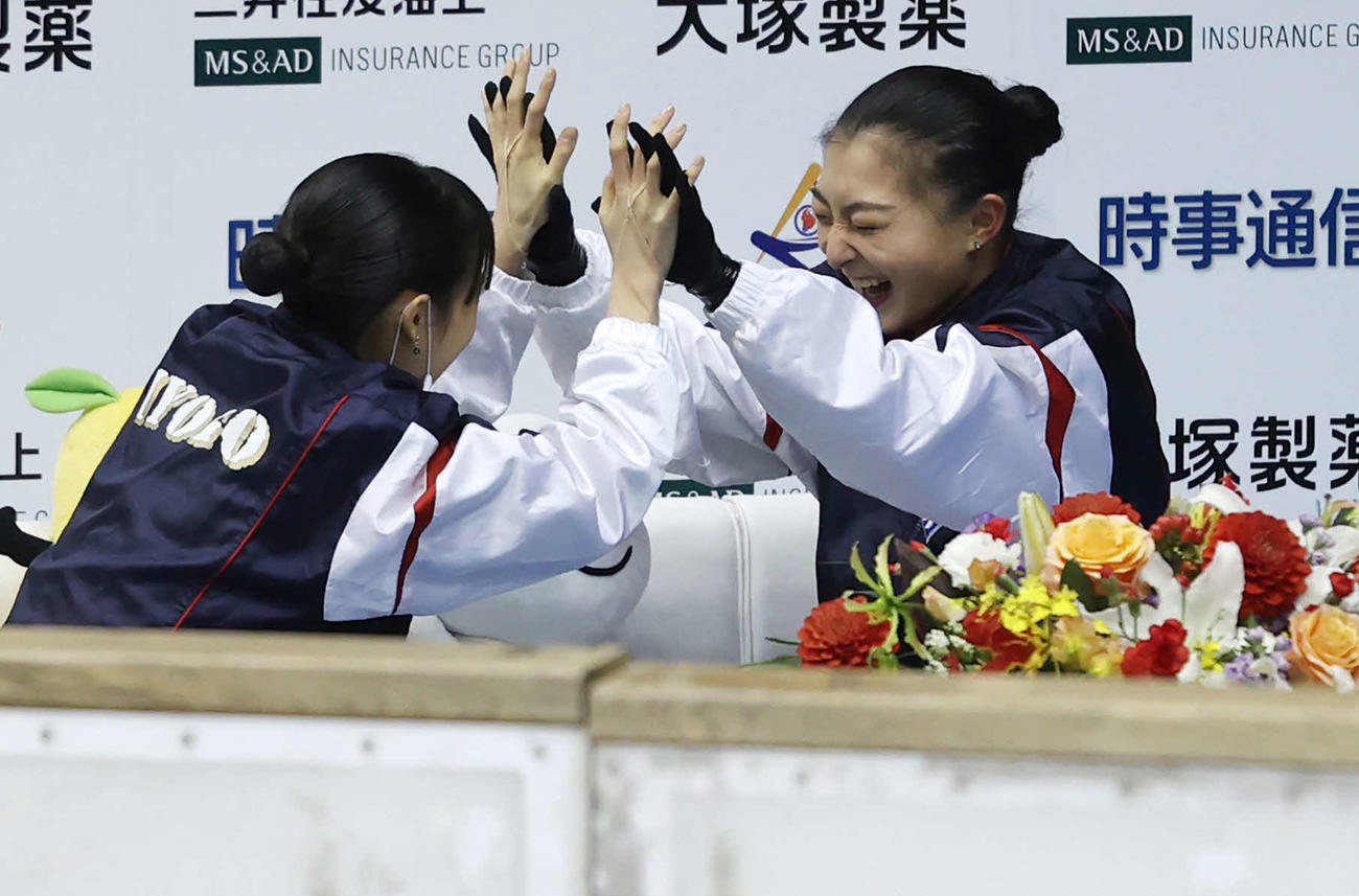 成年女子フリーで優勝し、三原（左）と喜ぶ坂本（代表撮影）