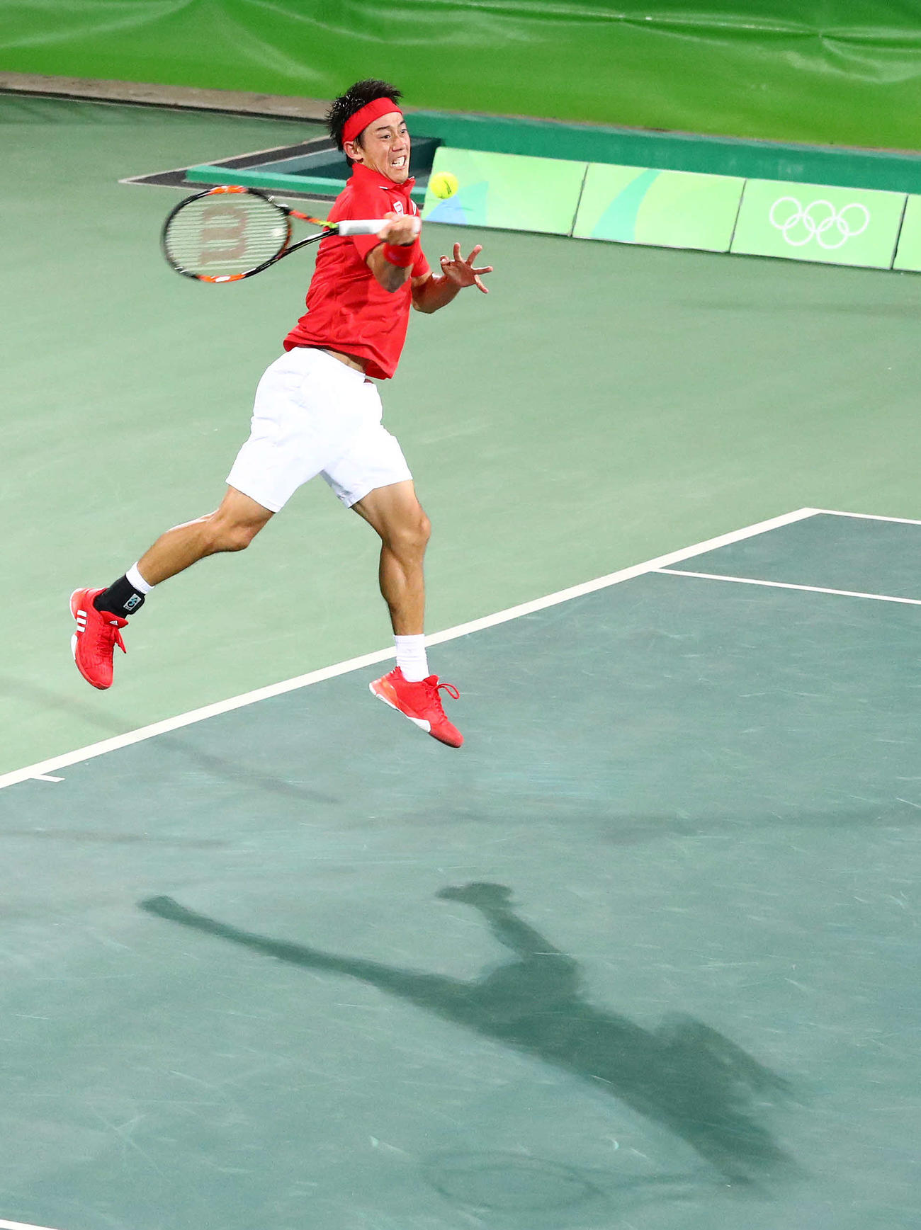 16年8月、リオ五輪・テニス男子シングルス準々決勝で「エア・ケイ」を放つ錦織