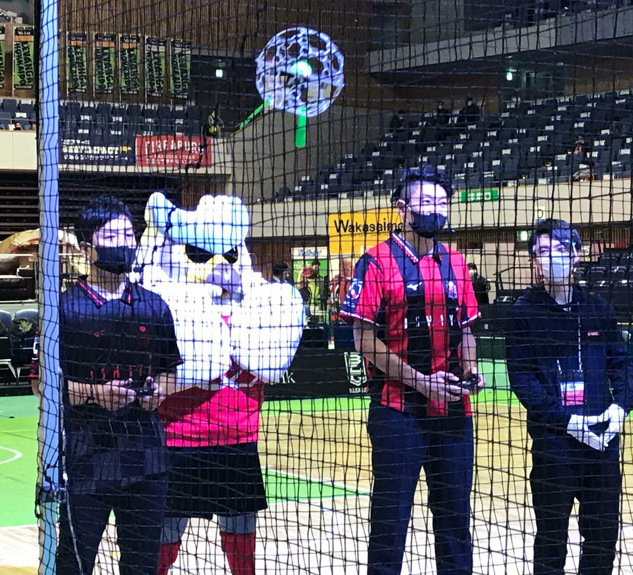 レバンガ北海道対京都　試合前にドローンを使ったサッカーゲームに挑む左から吉原氏、河合氏（撮影・永野高輔）