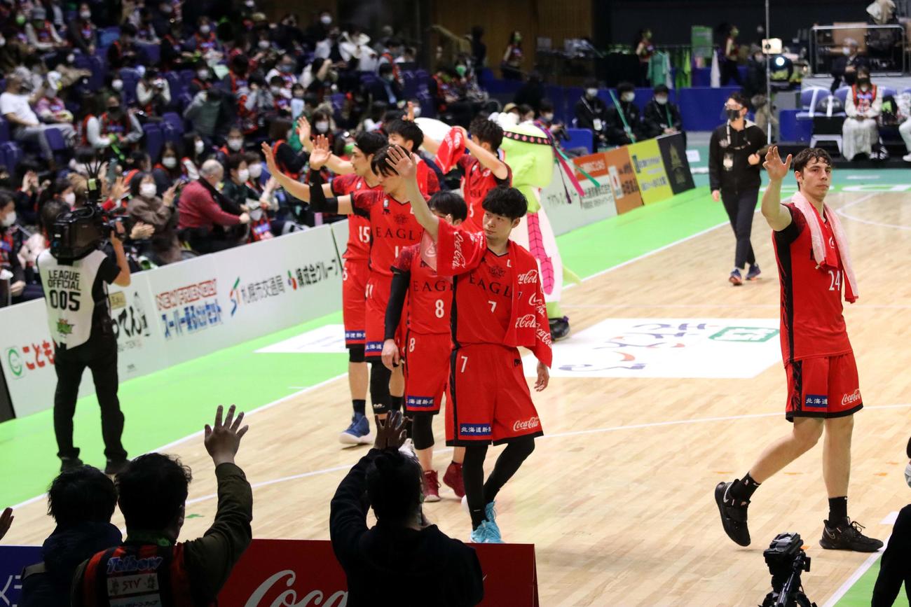 レバンガ北海道対京都　試合後、赤黒を基調としたコラボユニホームでコートを1周する北海道の選手たち（撮影・永野高輔）