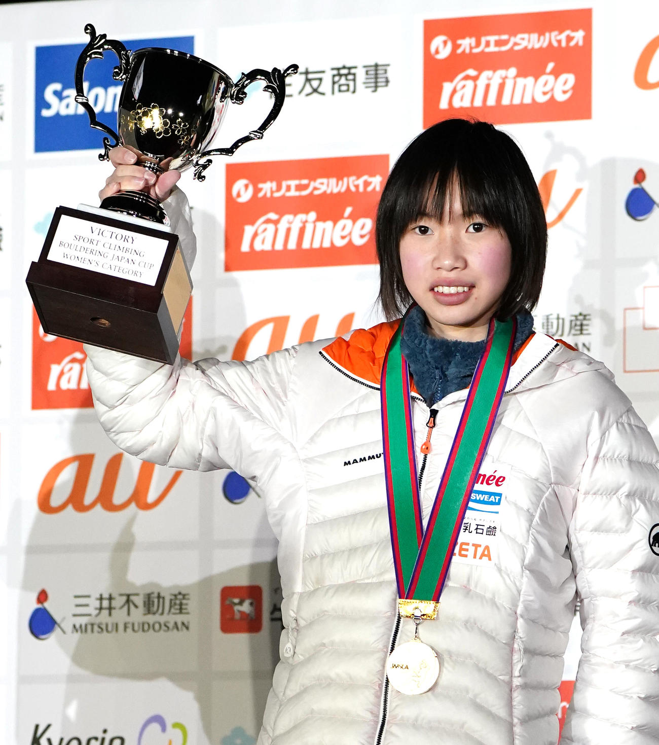 ボルダリングジャパンカップ女子で優勝し、トロフィーを手にする森（撮影・菅敏）