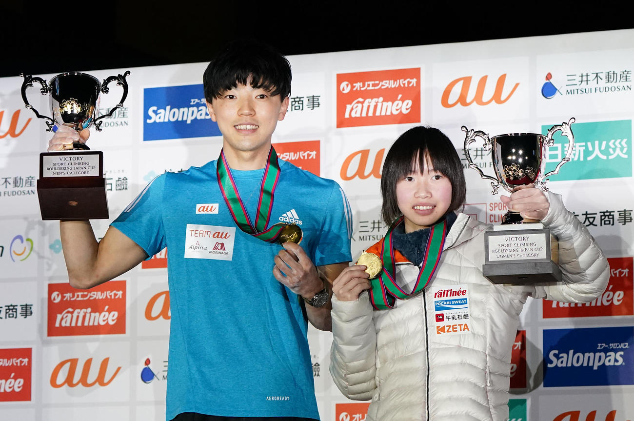 ボルダリング・ジャパンカップで優勝し、メダルとトロフィーを手に笑顔を見せる藤井（左）と森（撮影・菅敏）