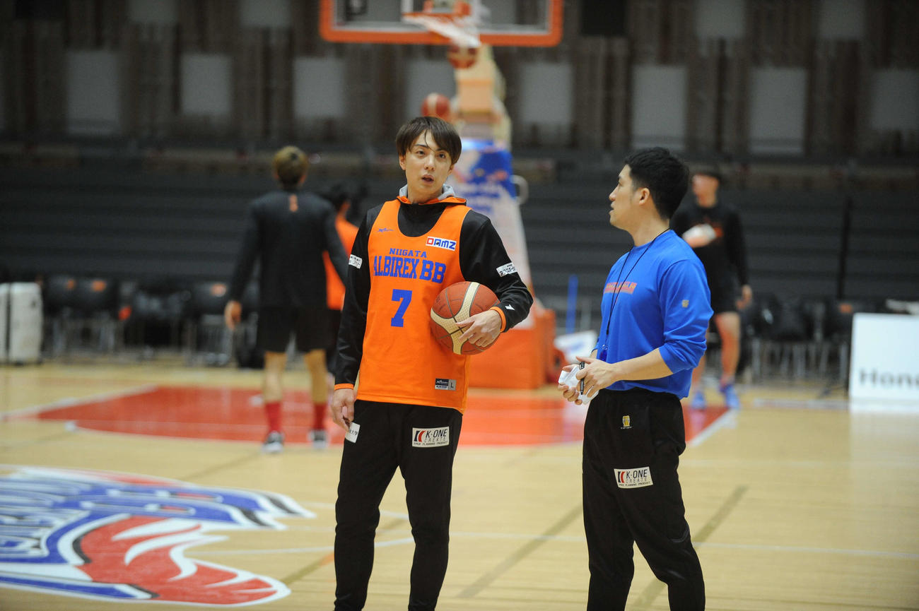 五十嵐（左）と言葉を交わす福田監督（2020年12月11日撮影）