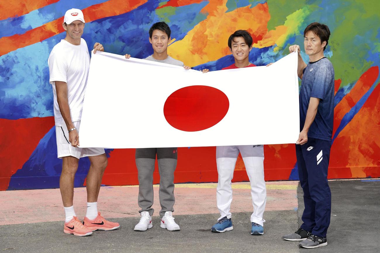 男子テニスのATPカップに挑む錦織（左から2人目）、西岡（同3人目）ら日本チーム（共同）