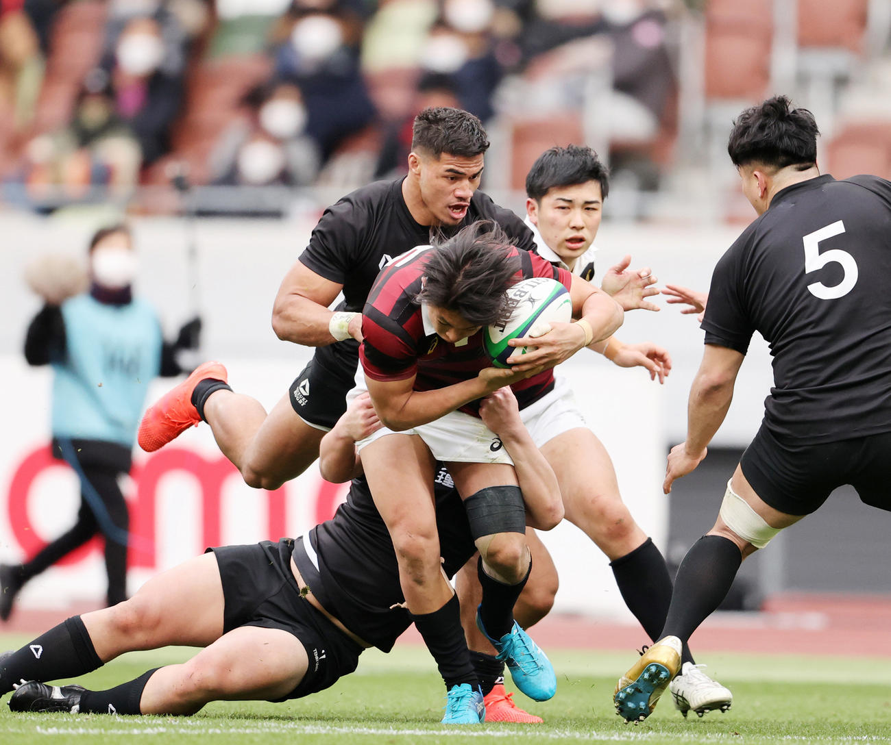 早大FB河瀬諒介にタックルする天理大CTBフィフィタ（2021年1月11日撮影）