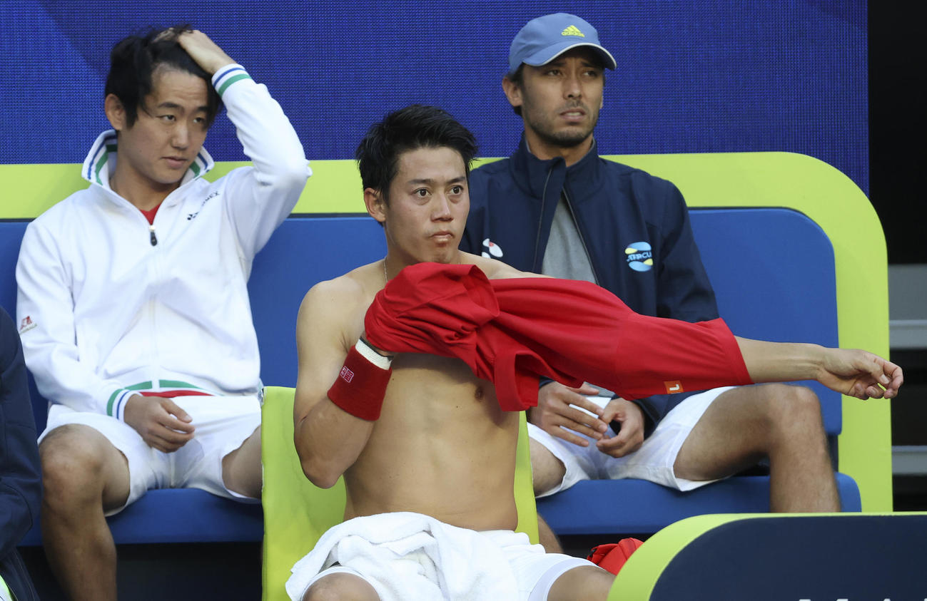 試合中にウエアを着替える錦織（AP）
