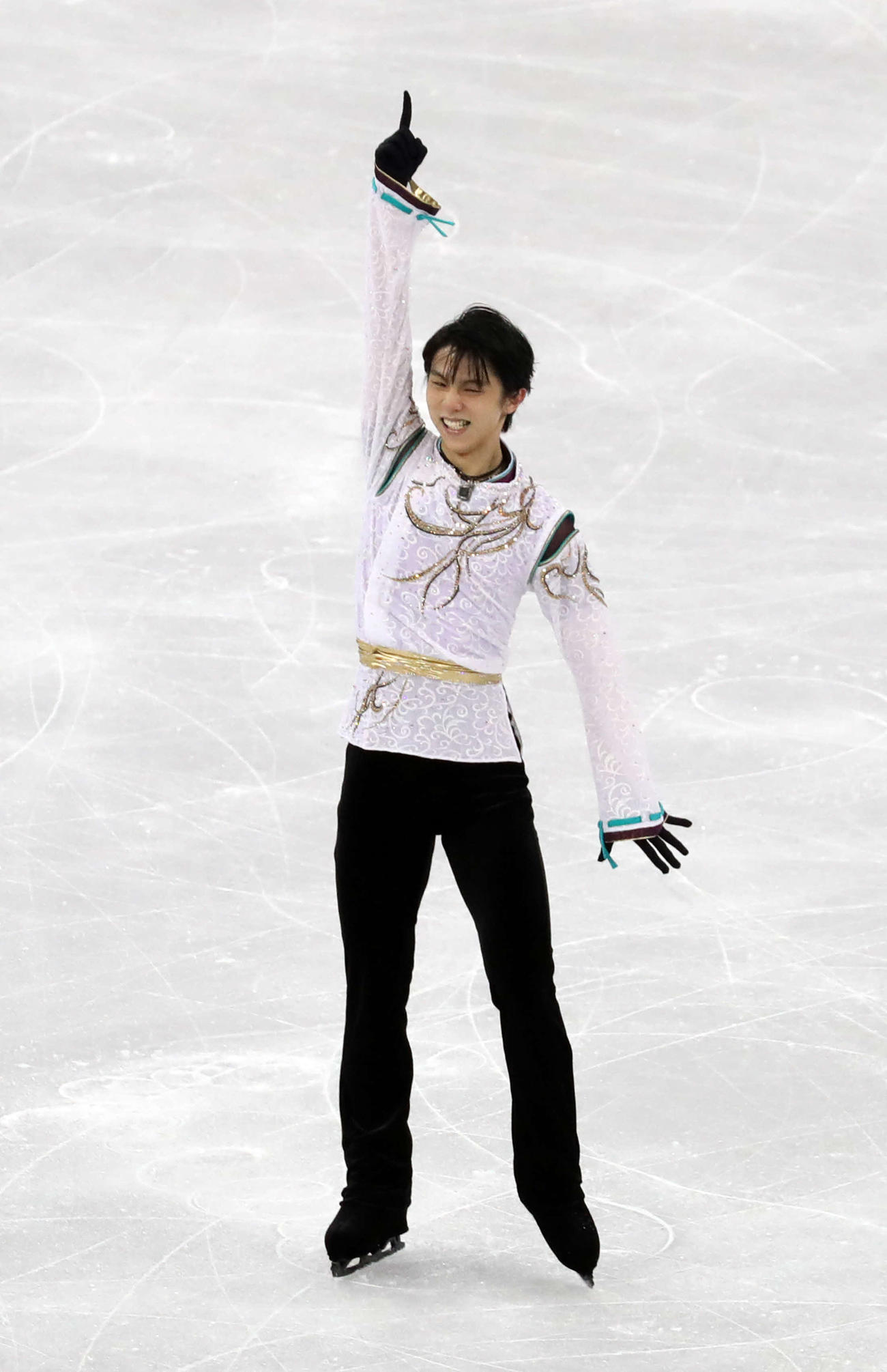 18年2月、平昌五輪フィギュアスケート男子フリーの演技を終え指を突き上げる羽生