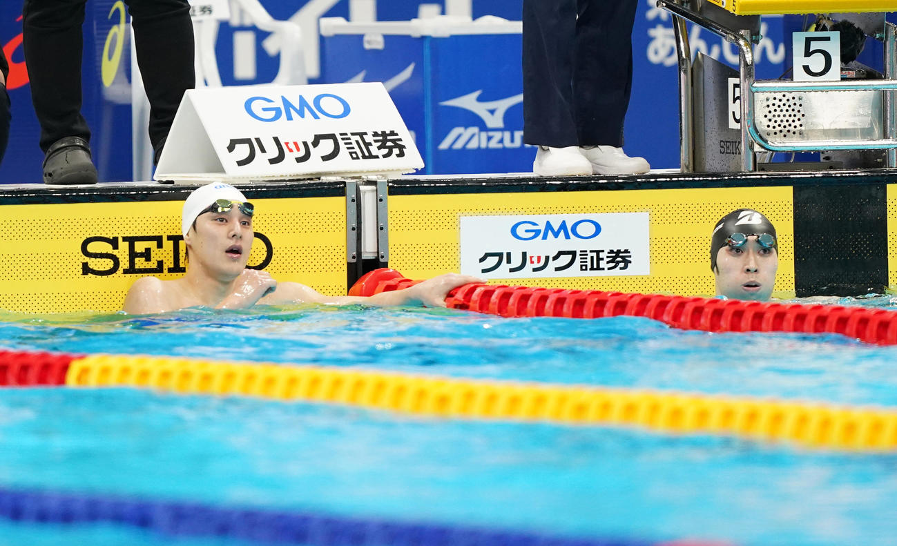 ジャパンオープン男子400メートル個人メドレー予選に出場し、レースを終え萩野（右）とボードを見つめる瀬戸（撮影・菅敏）