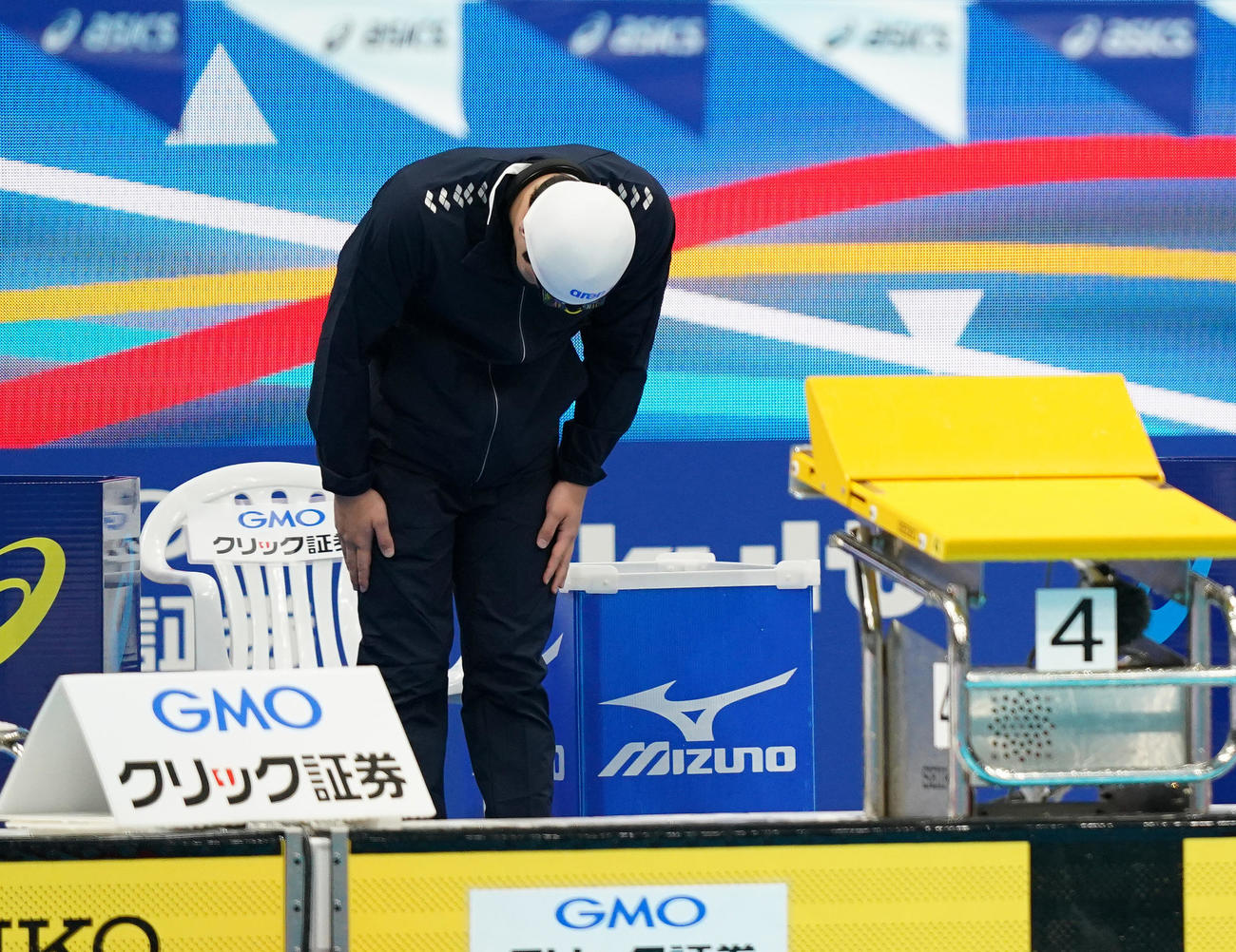 ジャパンオープン男子400メートル個人メドレー予選に出場し、レースを前にお辞儀する瀬戸（撮影・菅敏）