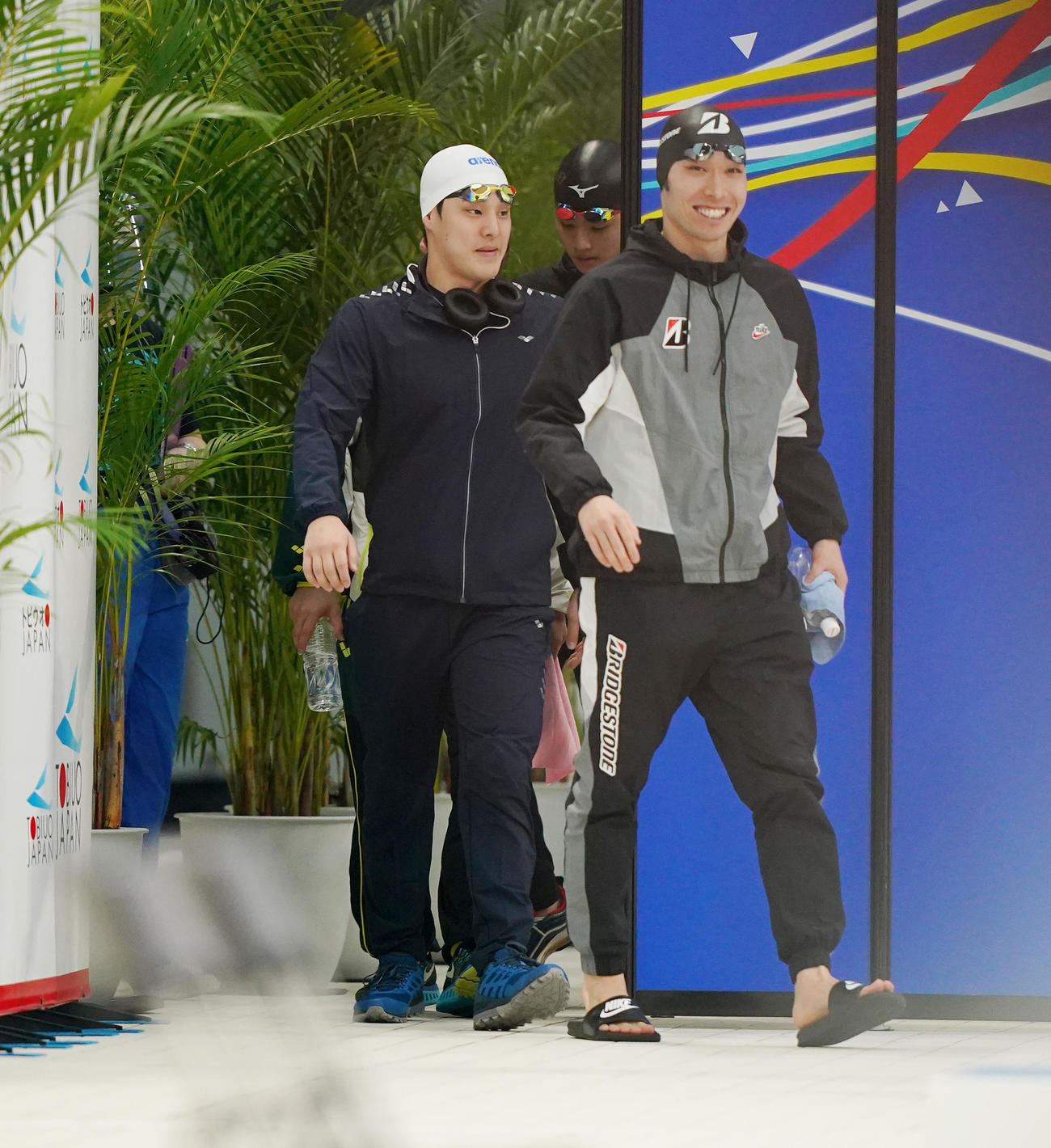 ジャパンオープン男子400メートル個人メドレー予選に出場し、萩野（右）と入場する瀬戸（撮影・菅敏）