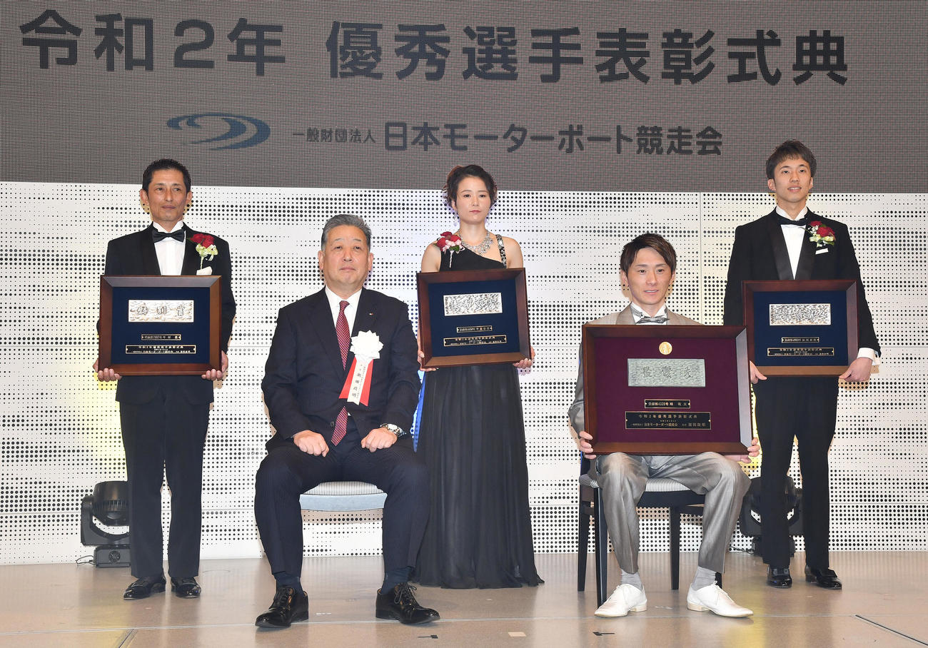 記念撮影する、左から特別賞・今村豊、潮田政明会長、優秀女子選手賞・平高奈菜、MVP・峰竜太、最優秀新人賞・前田篤哉（撮影・酒井清司）