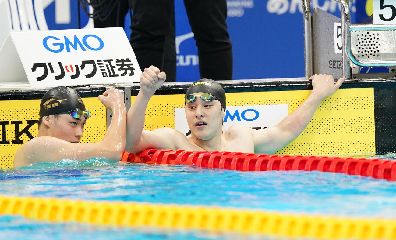 復帰戦のジャパンオープン男子400メートル個人メドレーで優勝し、小方（左）とタッチをする瀬戸（撮影・菅敏）
