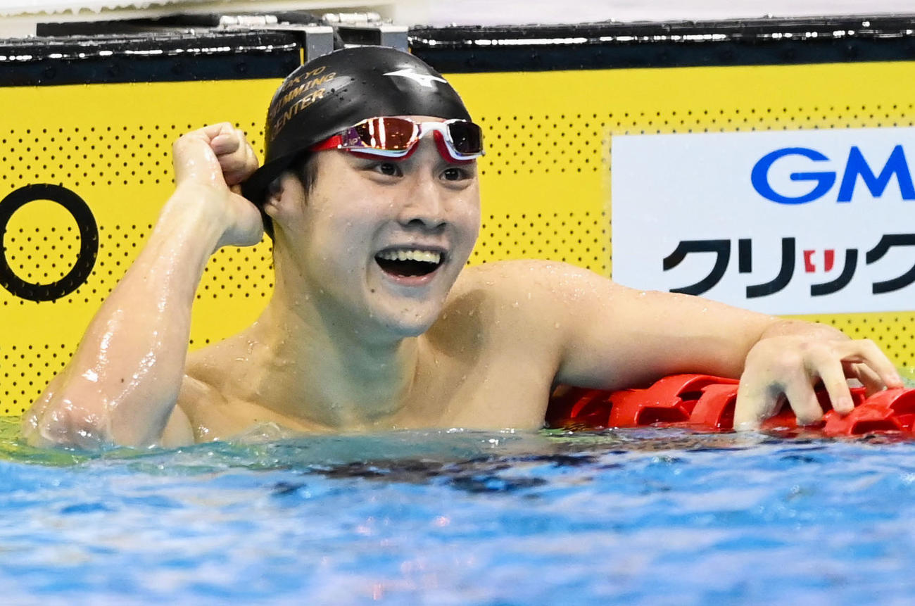 男子100 メートル 平泳ぎを59秒67で制し、笑顔の佐藤翔馬（共同）
