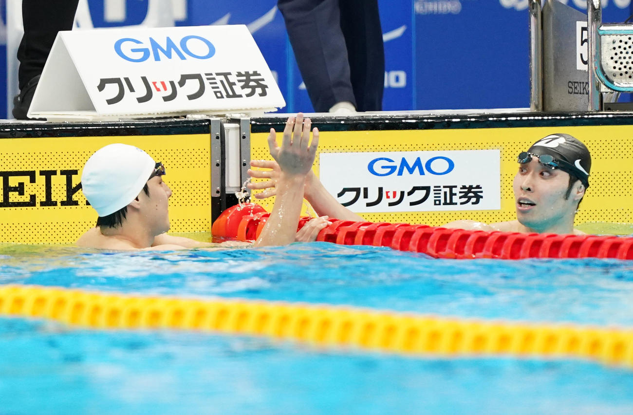 ジャパンオープン男子400メートル個人メドレー予選に出場し、レースを終え萩野（右）とタッチをする瀬戸（撮影・菅敏）