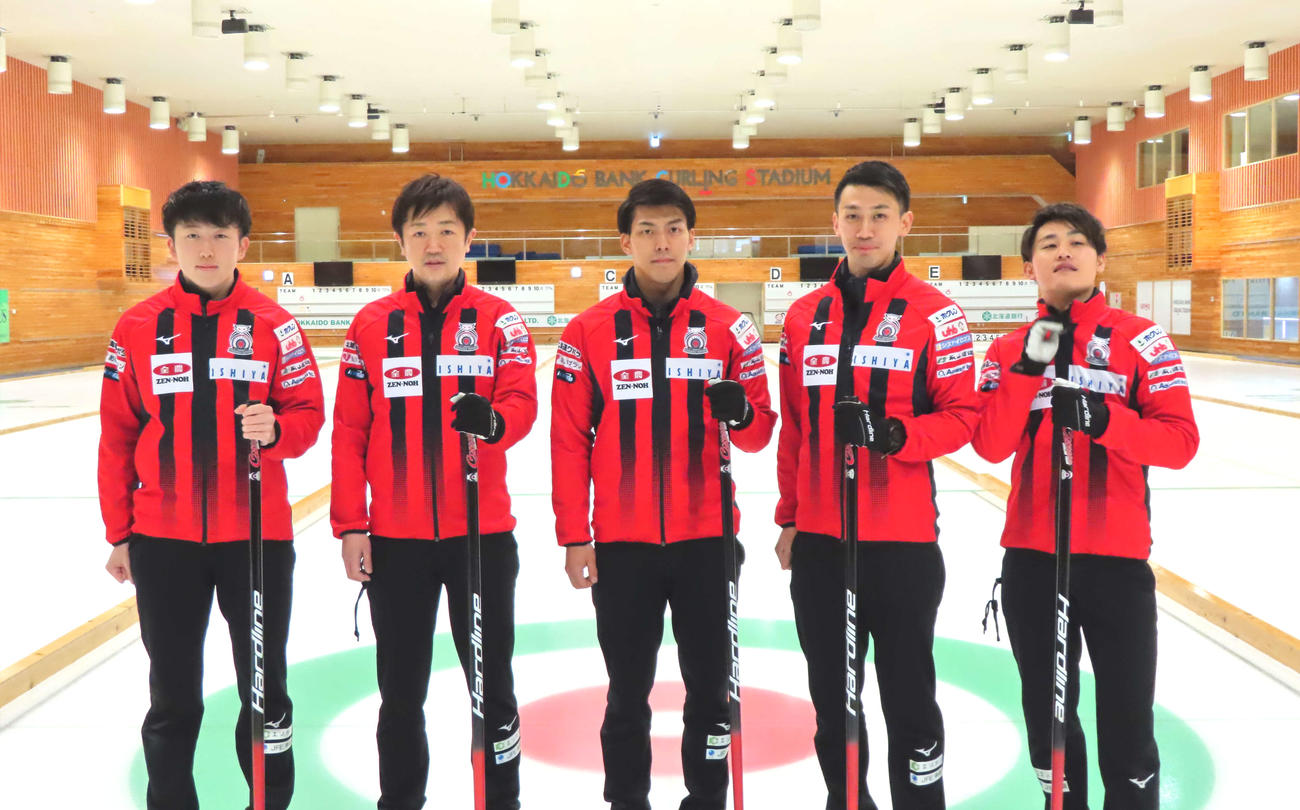 カーリング男子コンサドーレの左から相田、阿部、谷田、清水、松村（チーム提供）