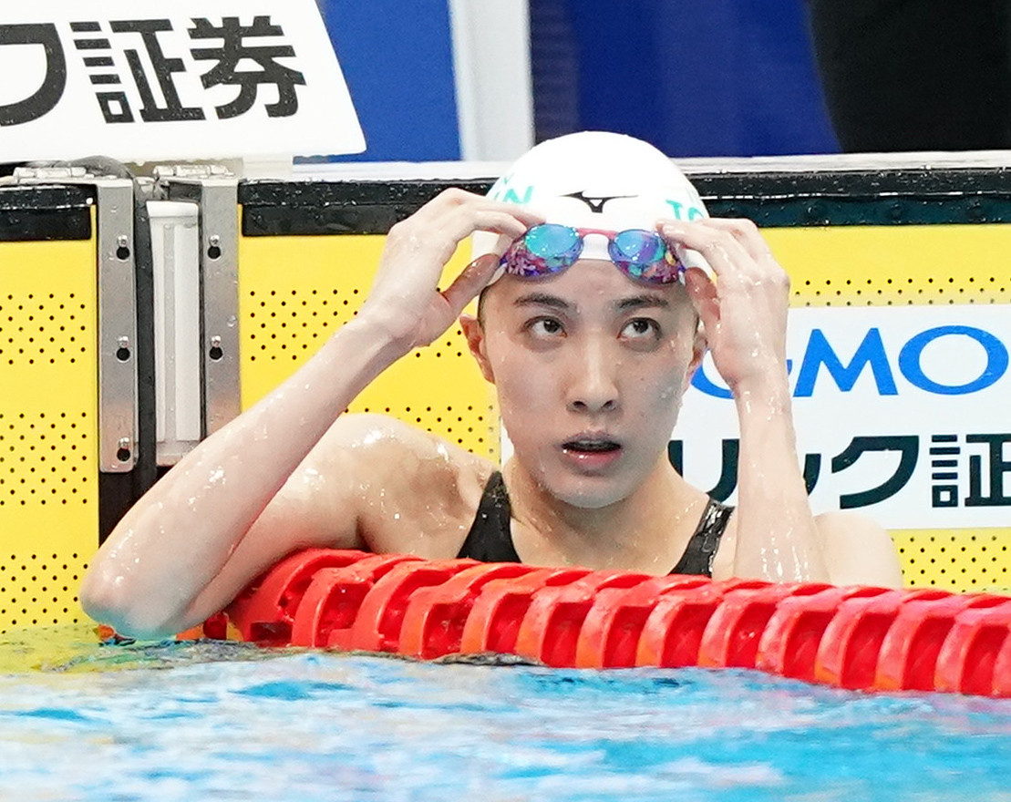 ジャパンオープン女子400メートル個人メドレー予選に出場し、レースを終えボードを見つめる大橋（撮影・菅敏）