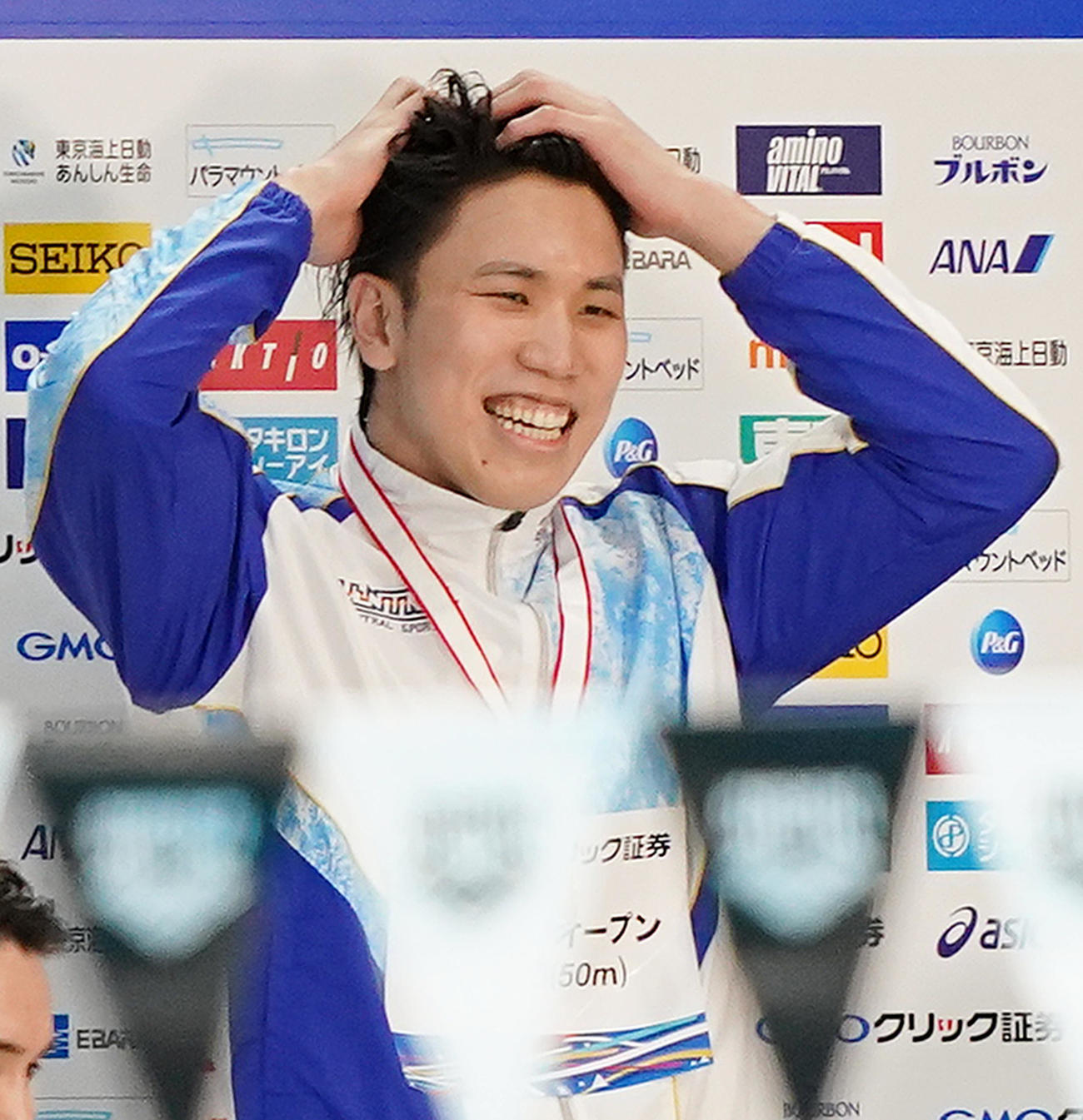 男子200メートル自由形で優勝し、笑顔を見せる松元（撮影・菅敏）