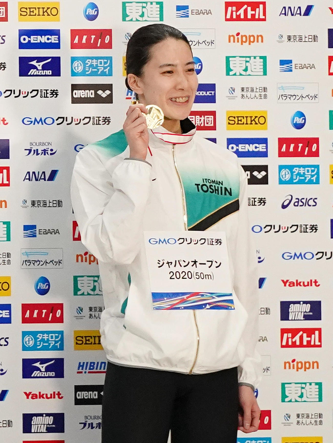 ジャパン・オープン女子400メートル個人メドレーで優勝し、メダルを手に笑顔を見せる大橋（撮影・菅敏）