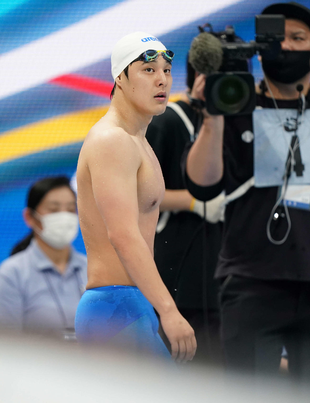 男子200メートルバタフライ予選を終えタイムを確認する瀬戸（撮影・鈴木みどり）
