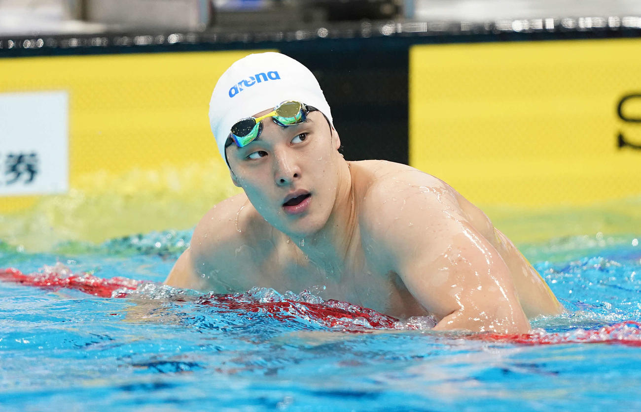 男子200メートル個人メドレー予選を終えタイムを確認する瀬戸（撮影・鈴木みどり）