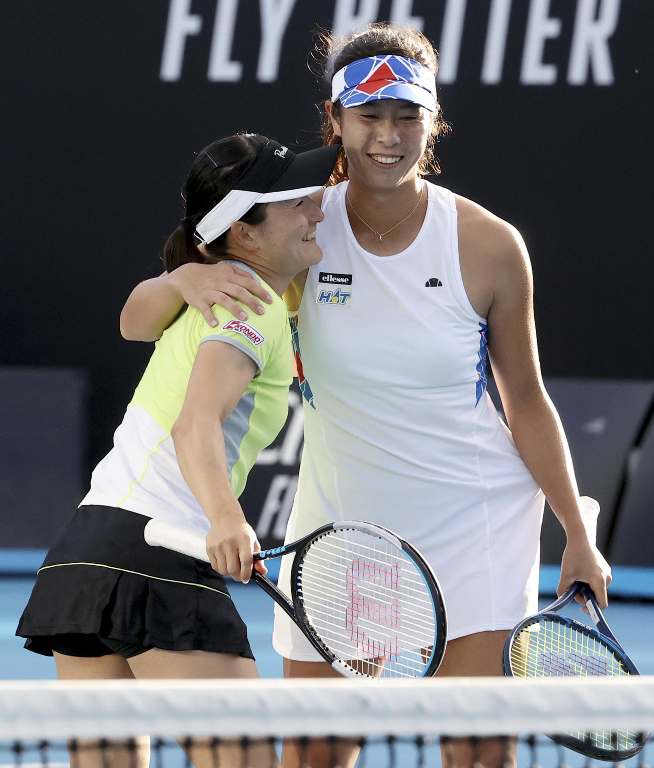 ヤラバレー・クラシックを優勝した青山修子（左）、柴原瑛菜ペア（AP）