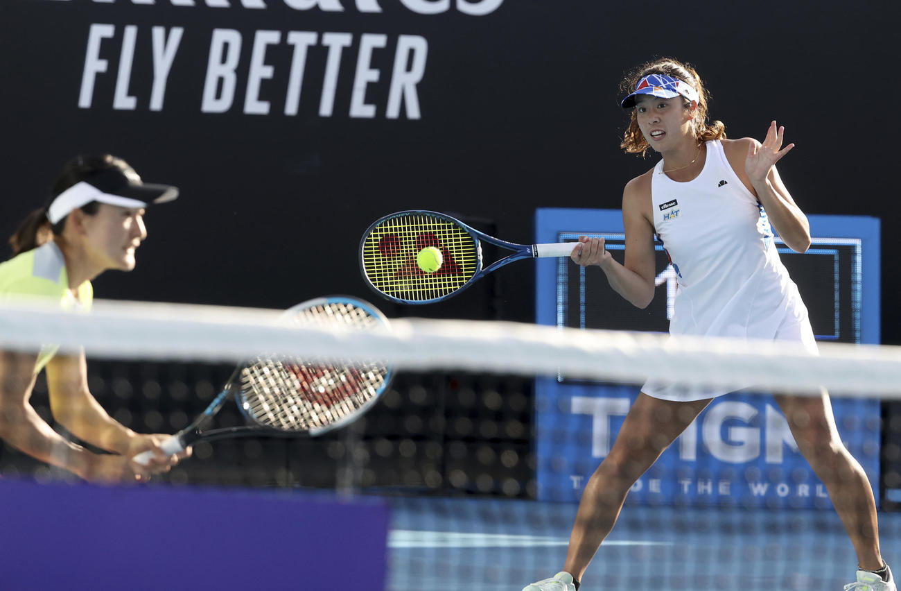 ヤラバレー・クラシックを優勝した青山修子（左）、柴原瑛菜ペア（AP）