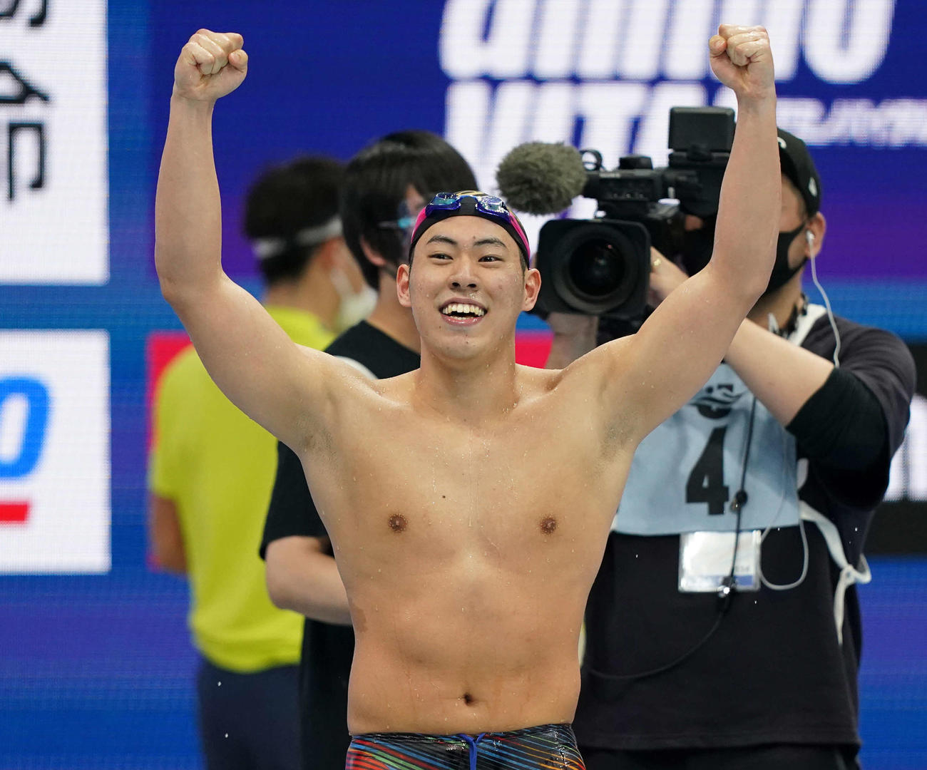 男子200メートルバタフライで優勝しガッツポーズする本多（撮影・鈴木みどり）