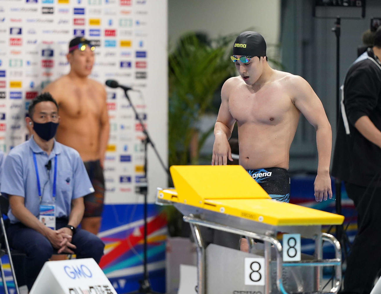 男子200メートルバタフライで3位に終わり下を向く瀬戸。左奥は優勝した本多（撮影・鈴木みどり）